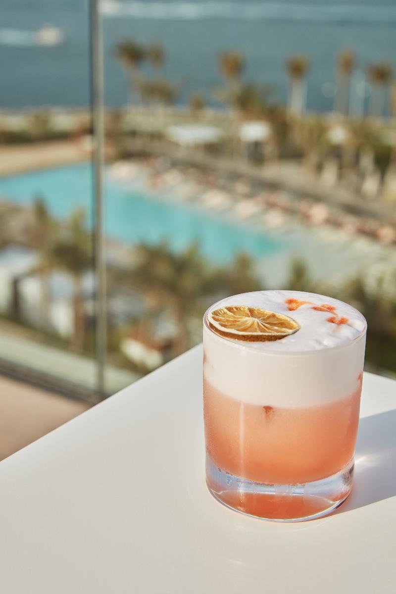 Caesars Resort Bluewaters Dubai Luaran gambar A cocktail at the pool